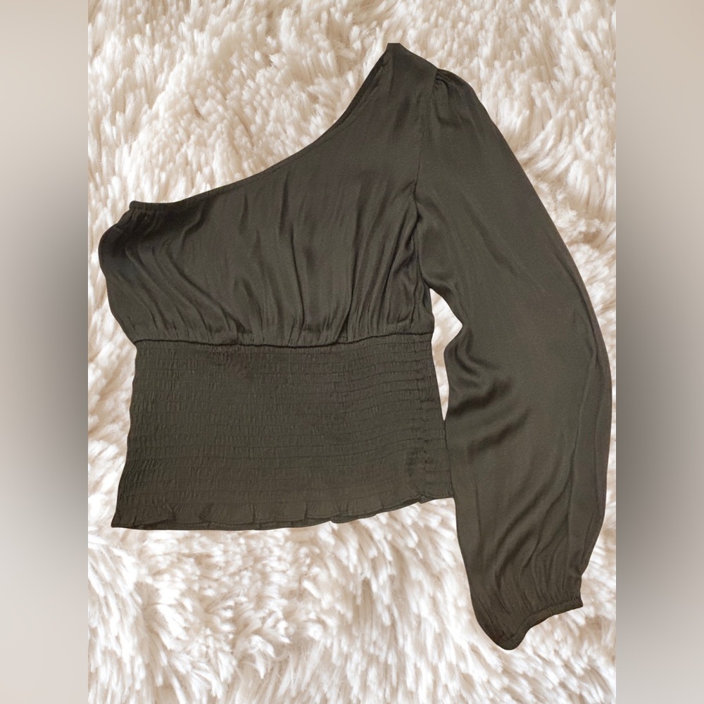 Grade & Gather One-Shoulder Long Sleeve Smocked Black Top - Picture 2 of 5